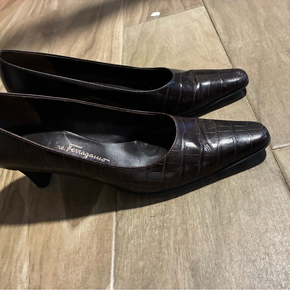 Salvatore Ferragamo Dark Brown Croc-Embossed Pointed Toe Kitten Heels Sz 8 b